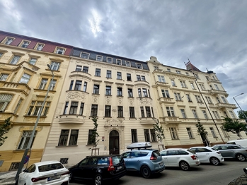 Pohled na dům - Pronájem bytu 2+1 v osobním vlastnictví 70 m², Praha 2 - Vinohrady