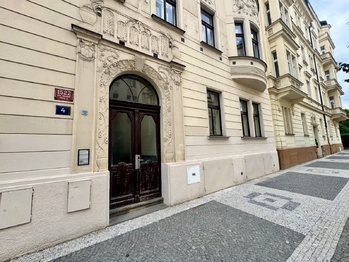 Pohled na dům - portál - Pronájem bytu 2+1 v osobním vlastnictví 70 m², Praha 2 - Vinohrady