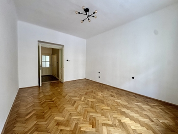 Obývací pokoj od okna - Pronájem bytu 2+1 v osobním vlastnictví 70 m², Praha 2 - Vinohrady