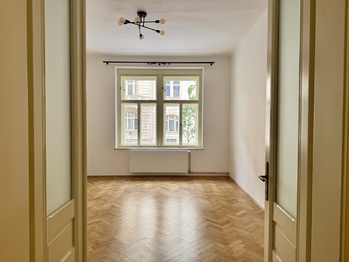 Vstup do obývacího pokoje - Pronájem bytu 2+1 v osobním vlastnictví 70 m², Praha 2 - Vinohrady 