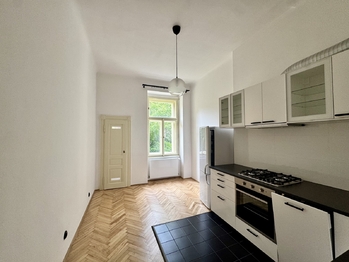 Pohled na kuchyni s jídelnou od dveří - Pronájem bytu 2+1 v osobním vlastnictví 70 m², Praha 2 - Vinohrady