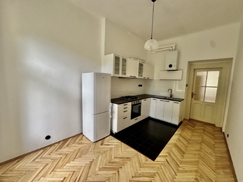 Pohled na kuchyni s jídelním koutem od spíže - Pronájem bytu 2+1 v osobním vlastnictví 70 m², Praha 2 - Vinohrady