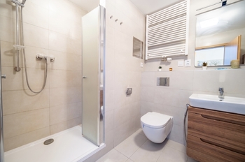 koupelna 5,8 m2 - Prodej bytu 4+kk v osobním vlastnictví 93 m², Praha 3 - Strašnice