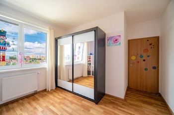 2. pokoj 14,9 m2 - Prodej bytu 4+kk v osobním vlastnictví 93 m², Praha 3 - Strašnice