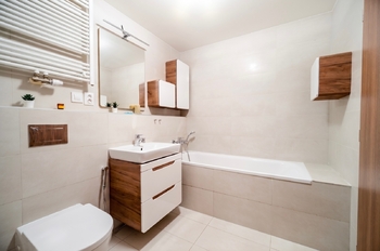 koupelna 5,8 m2 - Prodej bytu 4+kk v osobním vlastnictví 93 m², Praha 3 - Strašnice
