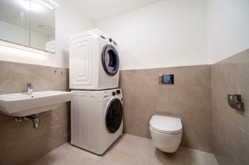 WC 4,1 m2 - Prodej bytu 4+kk v osobním vlastnictví 93 m², Praha 3 - Strašnice