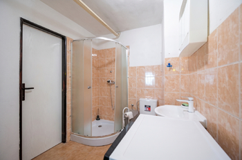 Koupelna v suterénu - Prodej domu 180 m², Bruntál