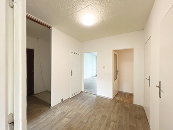 Prostorná centrální chodba o výměře 9 m2 - Prodej bytu 3+1 v osobním vlastnictví 70 m², Praha 5 - Stodůlky