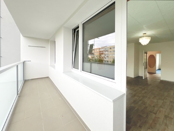 Nově revitalizovaná a zateplená lodžie o velikosti 7 m² orientovaná na východ do tichého vnitrobloku  - Prodej bytu 3+1 v osobním vlastnictví 70 m², Praha 5 - Stodůlky