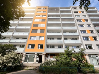 Samotný dům prošel v posledních letech taktéž rozsáhlou revitalizací - Prodej bytu 3+1 v osobním vlastnictví 70 m², Praha 5 - Stodůlky