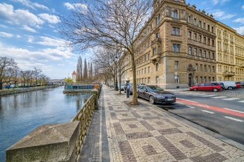 pohled na dům - starší fotografie z archivu - Prodej bytu 3+1 v osobním vlastnictví 115 m², Praha 5 - Smíchov