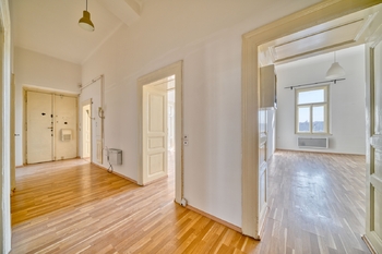 pohled z chodby - Prodej bytu 3+1 v osobním vlastnictví 115 m², Praha 5 - Smíchov