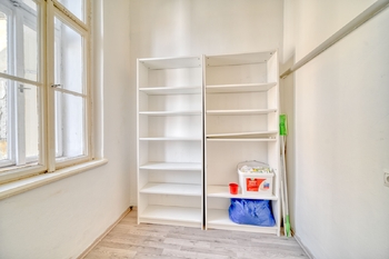 úložný prostor u kuchyně - Prodej bytu 3+1 v osobním vlastnictví 115 m², Praha 5 - Smíchov