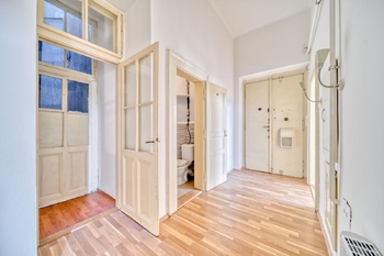 chodba se světlíkem - Prodej bytu 3+1 v osobním vlastnictví 115 m², Praha 5 - Smíchov