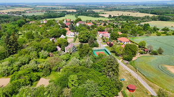 Sportovní hřiště v obci - Prodej pozemku 4194 m², Třebonín