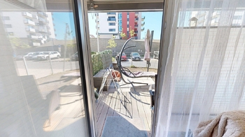 pohled na balkón z pokoje - Prodej bytu 2+kk v osobním vlastnictví 90 m², Praha 4 - Modřany