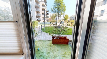 pohled z pokoje na předzahrádku - Prodej bytu 2+kk v osobním vlastnictví 90 m², Praha 4 - Modřany