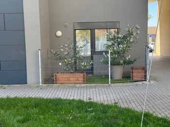 pohled na předzahrádku - Prodej bytu 2+kk v osobním vlastnictví 90 m², Praha 4 - Modřany