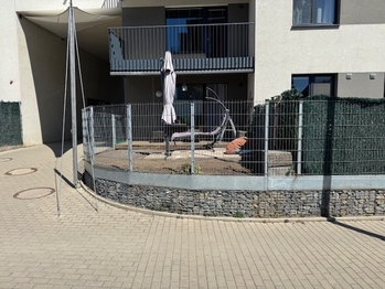 pohled na předzahrádku - Prodej bytu 2+kk v osobním vlastnictví 90 m², Praha 4 - Modřany