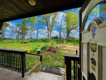 Pohled z dveří chaty - Prodej chaty / chalupy 40 m², Vědomice