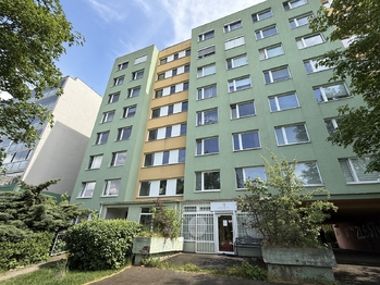 Pohled na dům z parku - Prodej bytu 3+1 v osobním vlastnictví 73 m², Praha 4 - Chodov