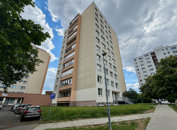 Pohled na dům - Pronájem bytu 3+kk v osobním vlastnictví 67 m², Praha 10 - Strašnice