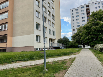 Přístup k domu  - Pronájem bytu 3+kk v osobním vlastnictví 67 m², Praha 10 - Strašnice