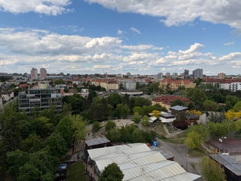 Výhled z ložnice  - Pronájem bytu 3+kk v osobním vlastnictví 67 m², Praha 10 - Strašnice