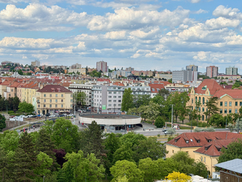 Výhled z ložnice - Pronájem bytu 3+kk v osobním vlastnictví 67 m², Praha 10 - Strašnice