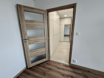 Pohled z ložnice do předsíně - Pronájem bytu 3+kk v osobním vlastnictví 67 m², Praha 10 - Strašnice