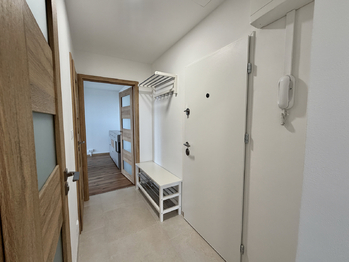 Vstupní část předsíně - Pronájem bytu 3+kk v osobním vlastnictví 67 m², Praha 10 - Strašnice