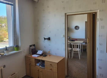 Vchod z kuchyně do  pokoje  - Pronájem bytu 2+1 v družstevním vlastnictví 53 m², Jeseník