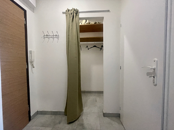 Předsíň a šatna - Pronájem bytu 1+1 v osobním vlastnictví 29 m², Praha 4 - Modřany