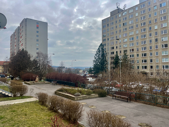 Prostranství před domem - Pronájem bytu 1+1 v osobním vlastnictví 29 m², Praha 4 - Modřany