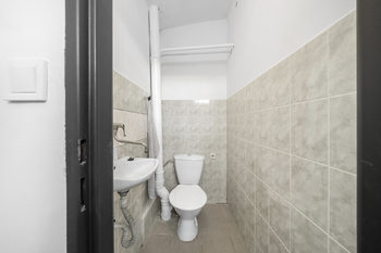 sociální zařízení - Pronájem kancelářských prostor 20 m², Úpice