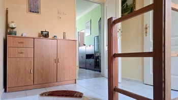 Pohled ze schodiště do obývacího pokoje v 1. patře - Prodej domu 99 m², Brno