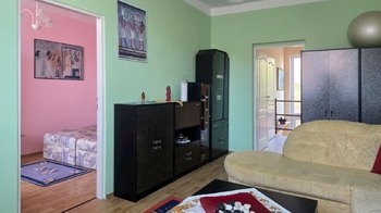Obývací pokoj 1. NP - Prodej domu 99 m², Brno