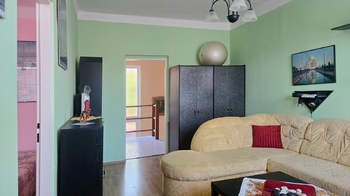 Obývací pokoj 1. NP - Prodej domu 99 m², Brno