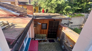 Pohled z okna domu na dvorek - Prodej domu 99 m², Brno