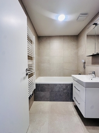 Koupelna - Pronájem bytu 2+kk v osobním vlastnictví 43 m², Praha 9 - Černý Most