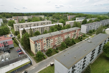 bytový dům a okolí - Prodej bytu 2+kk v osobním vlastnictví 43 m², Milovice