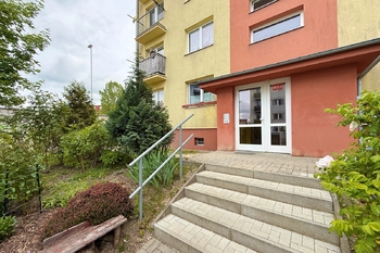 hlavní vchod - Prodej bytu 2+kk v osobním vlastnictví 43 m², Milovice