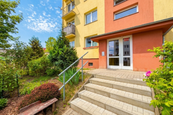 bytový dům - Prodej bytu 2+1 v osobním vlastnictví 43 m², Milovice