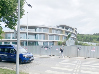 před domem  - Pronájem bytu 2+kk v družstevním vlastnictví 40 m², Praha 5 - Motol