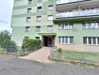 pohled na dům - Prodej bytu 3+1 v osobním vlastnictví 81 m², Příbram
