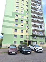 pohled na dům - Prodej bytu 3+1 v osobním vlastnictví 81 m², Příbram