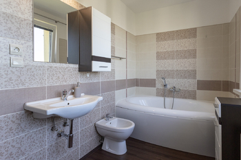 Koupelna - Prodej bytu 3+kk v osobním vlastnictví 61 m², Zlín
