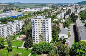 Byt se nachází v nejvyšším podlaží při pohledu na dům vpravo - Prodej bytu 3+kk v osobním vlastnictví 61 m², Zlín 