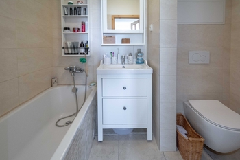Koupelna s vanou a toaletou.  - Pronájem bytu 3+kk v družstevním vlastnictví 83 m², Neratovice