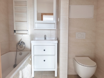 Koupelna s vanou a toaletou.  - Pronájem bytu 3+kk v osobním vlastnictví 83 m², Neratovice